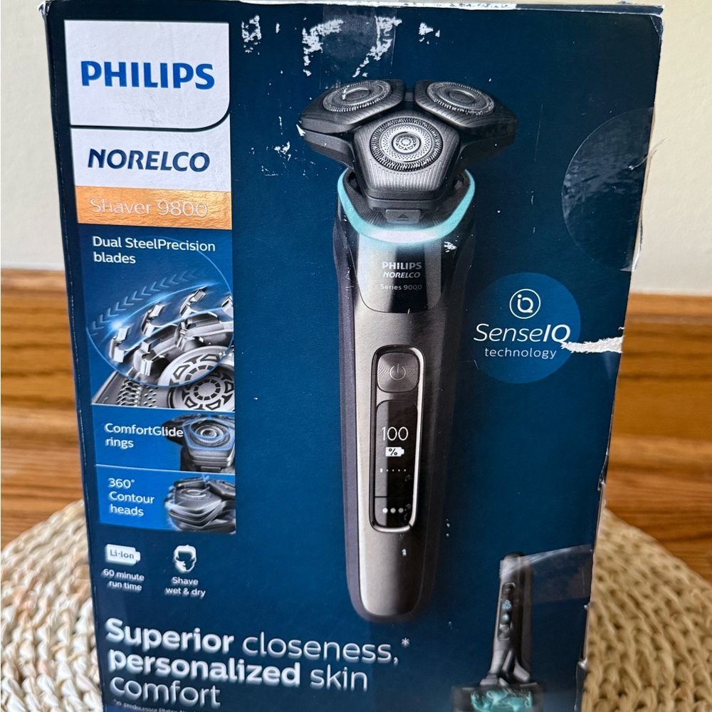 Philips Norelco 9800 Electric Shaver Set - Picture 8 of 12